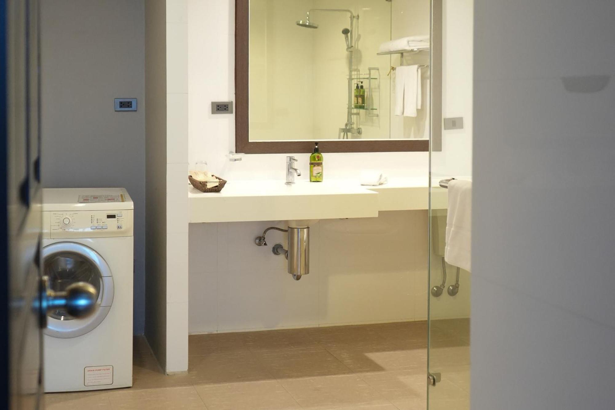 Royal Suite Hotel Бангкок Экстерьер фото